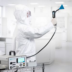 Photomètre ATI 2i pour réalisation de tests d'intégrité de filtre HEPA en utilisation par un technicien en salle blanche avec une iProbe