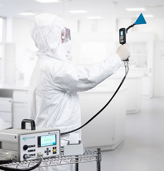 Photomètre ATI 2i pour réalisation de tests d'intégrité de filtre HEPA en utilisation par un technicien en salle blanche avec une iProbe