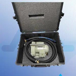 Pompe à injection positive pour générateur d'aérosols ATI dans un valise avec son tuyaux de raccordement